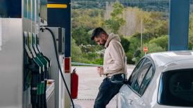 Para 88 segundos en una gasolinera para coger agua del maletero y dos semanas después recibe una carta: un abogado le exige 372 euros
