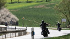 Alemania ensaya unas elipses pintadas en las curvas que reducen accidentes de moto: ¿se atrevería la DGT a probarlo en carreteras de montaña?