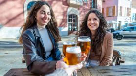 Ana Luzón, técnica en nutrición: "Una cerveza fría puede apetecer mucho, pero no es la mejor bebida para combatir una ola de calor, es el agua"