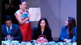 Un experto en comunicación no verbal pone la lupa en lo que hace Ayuso con las manos en este momento en México