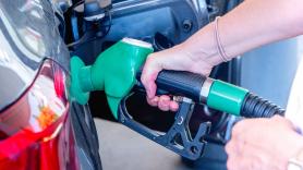 ⁠Un estadounidense de 30 años pone motor a un cochecito de Barbie para ahorrar dinero ante la escalada de precios de la gasolina