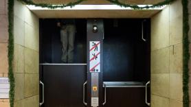 Desmontan sin permiso el paternóster más antiguo del mundo: un ascensor de cabinas abiertas en rotación continua construido en 1908 y redescubierto tras 40 años oculto