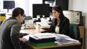 Belén (54), funcionaria interina en Justicia desde hace 21 años, sobre la nueva bolsa de empleo que prima opositores: "Ahora voy a tener que enseñar a los que llegan y quizás a mi me echen"