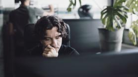 Juan Sanguino (42), periodista y escritor: "Somos la generación más preparada, pero no podemos tener la vida prometida. Por esa frustración buscamos refugio en la infancia"
