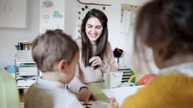 Natalia Martínez, profesora española en Alemania: "En España los niños tienen que hacer fichas y se les evalúa mucho más, pero en Alemania aprenden jugando. El sistema es mucho más libre"