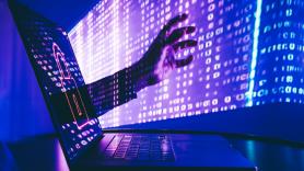 Una "muerte por mil cortes": los expertos en ciberseguridad alertan de que el 80% de los trabajadores que usan inteligencia artificial recurre a herramientas no aprobadas por su empresa