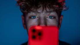 9 de cada 10 españoles está a favor de sacar a los menores de las redes sociales: "Basta de apps que nos mantienen enganchados"