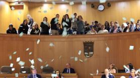 Jorge Azcón, interrumpido en plena comparecencia por unos manifestantes a favor de la escuela pública: "Dinero público para la educación pública"