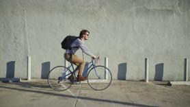 "Vivo con 4 euros al día": un joven de 19 años quiere completar al vuelta al mundo en bicicleta