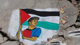 "Shukran": un mural de Lamine Yamal lleva a los escombros de Gaza su gesto con la bandera palestina