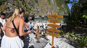 La playa de DiCaprio en Tailandia ya es historia: un vídeo viral muestra a cientos de turistas hombro con hombro en Maya Bay