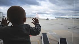 Se van de vacaciones a Alicante y al volver a Reino Unido vetan la entrada a su bebé de 11 meses: "Es ridículo"