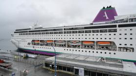 El crucero aislado por un brote de gastroenteritis atraca en A Coruña