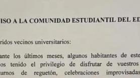 El cartel que cuelga un vecino a causa de unos ruidos de estudiantes ya lo catalogan como "cine"