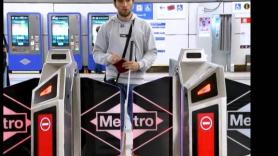 Más de un millón de personas están alucinando con el vídeo de cómo una persona ciega coge el Metro de Madrid