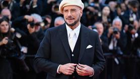 Más allá del 'meme', el 'look' con boina de John Travolta en Cannes tiene explicación