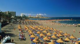 Canarias, entre los destinos a reconsiderar según una prestigiosa guía de viajes: "El turismo está ejerciendo una presión insostenible sobre el territorio y las comunidades locales"