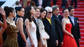 Del rojo de Aitana Sánchez-Gijón a la creatividad de Amaia: la troupe de 'Amarga Navidad' conquista la alfombra roja de Cannes