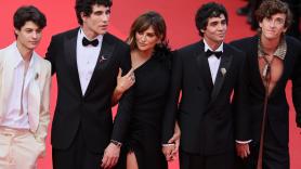'La bola negra' llega a Cannes: la gran noche de Los Javis con Penélope Cruz y Guitarricadelafuente