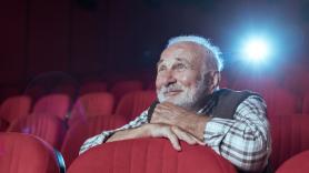 Ya ha entrado en vigor en España, lo confirma el BOE: los mayores de 65 años tendrán un año más de cine por 2 euros para frenar la caída de espectadores⁠
