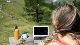 De 1.500 habitantes en 1900 a menos de 500 hoy: Benarrabá revitaliza la España vaciada con nómadas digitales que aprenden a hacer queso de cabra y bailar flamenco