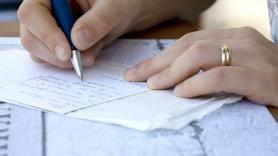Adiós al móvil: los jóvenes están pagando a personas de todo el mundo por recibir cartas escritas a mano en un paso más en la vuelta a lo analógico