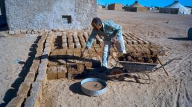 "Al principio tiraban la medicación": la lección de la 'rosa del desierto', el laboratorio argelino que ha salvado a miles de saharauis