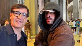 Debió tirarse más fotos: Illa se hace un 'selfie' con Bad Bunny en la Sagrada Familia