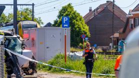 Al menos 4 muertos al colisionar un minibús escolar y un tren en Buggenhout (Bélgica)