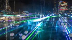 Lluvia inesperada: 90 drones caen al suelo en un puerto de Australia tras un fallo técnico durante un espectáculo de luces