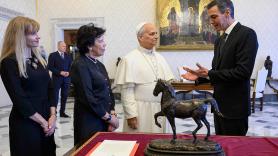 La "ola de calor política" en España llega al principal diario de Grecia, que se fija en un detalle de Sánchez en El Vaticano