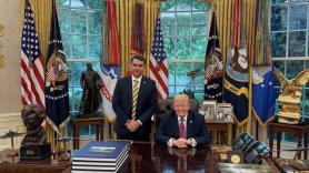 Trump recibe en la Casa Blanca a Flavio Bolsonaro para relanzar su candidatura tras el escándalo financiero que le hunde en las encuestas