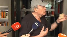 Aparece un señor en Ferraz en medio de los periodistas mientras la UCO está dentro y deja este momento glorioso