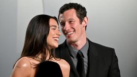 Qué se sabe de la boda de Dua Lipa y Callum Turner: de un adelanto de fecha a las pistas del vestido