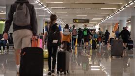 Una enorme lona publicitaria escrita en alemán en el aeropuerto enfada en Mallorca: "No somos un parque temático, merecemos más respeto"