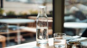 Un hotel de cinco estrellas le niega un vaso de agua a una huésped que paga 6.000 euros por dormir allí: la justicia le da la razón al establecimiento