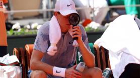 Un golpe de calor tumba a Jannik Sinner en segunda ronda de Roland Garros y revienta el cuadro