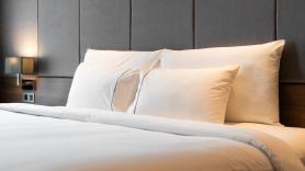 El motivo por el que las camas de los hoteles suelen tener cuatro almohadas: no es solo por decoración