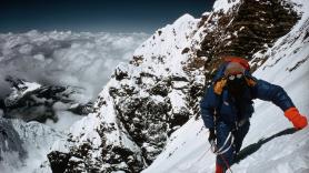 Rompen el récord de escalar el Everest en menos de 10 horas, pero el montañismo abre un debate: "No se puede comparar"