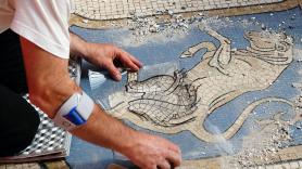 Una ciudad italiana restaura de urgencia el mosaico de un toro: los turistas tienen la costumbre de zapatear sobre sus testículos