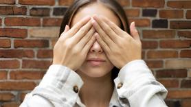 Suena raro pero la ciencia lo avala: existe una razón por la que algunas personas ven extraños patrones al cerrar los ojos
