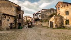 4.200 vecinos y un millón de visitantes al año: el plan de Santillana del Mar para evitar morir de éxito turístico