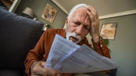Tiene 87 años, se ha quedado viudo y un recibo del ayuntamiento de 315 euros ahora le exige pagar 35.000 euros al año: "Al principio piensas que falta una coma"