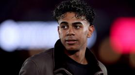 Lamine Yamal sorprende con la chaqueta y el bolso de Chanel con los que ha llegado a la convocatoria de la selección