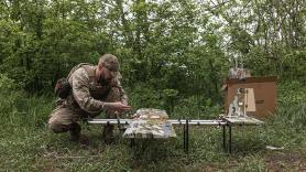 Drones que duermen y esperan días a su objetivo: así es la guerra de paciencia que libran los pilotos en Ucrania, donde el más rápido ya no gana