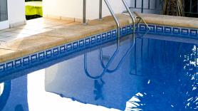 Muchas personas creen que el olor a cloro en una piscina es sinónimo de limpieza, pero es todo lo contrario