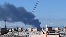 Golpe a Putin antes del 'Davos ruso': drones ucranianos incendian un buque de guerra en el corazón de Rusia