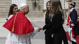 La princesa Leonor y la infanta Sofía conocen al papa León XIV: de negro, lo que ha hecho Letizia y el llamativo detalle del vestido de Sofía