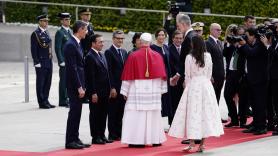 Una experta en protocolo analiza los gestos de Sánchez, Ayuso y Almeida durante el recibimiento del papa León XIV