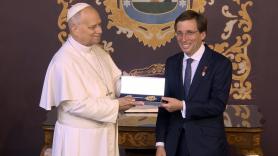 Almedia obsequia de León XIV con las Llaves de Oro Madrid: todos los nombres obsequiados con el mayor reconocimiento de la capital